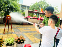 Học sinh quận Ba Đình trải nghiệm thực hành kỹ năng phòng cháy, chữa cháy