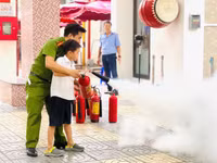 Học sinh quận Ba Đình trải nghiệm thực hành kỹ năng phòng cháy, chữa cháy