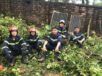 Xúc động hình ảnh những chiến sỹ Công an ngày đêm bám đường giải quyết hậu quả sau bão