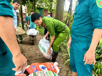 Công an huyện Sóc Sơn xuống đồng, cứu vớt hoa màu giúp nhân dân