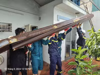 Cán bộ chiến sỹ Công an quận Ba Đình dầm mưa, hỗ trợ người dân ứng phó với cơn bão Yagi