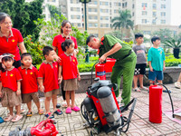 Người dân hứng khởi với trải nghiệm phòng cháy chữa cháy và cứu nạn cứu hộ