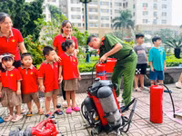 Người dân hứng khởi với trải nghiệm phòng cháy chữa cháy và cứu nạn cứu hộ