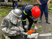 Công an quận Long Biên thông đêm, xuyên sáng khắc phục thiệt hại do bão