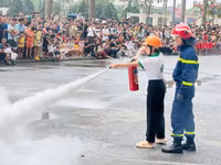 Người dân hứng khởi với trải nghiệm phòng cháy chữa cháy và cứu nạn cứu hộ
