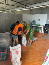 Công an huyện Sóc Sơn xuống đồng, cứu vớt hoa màu giúp nhân dân