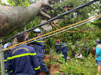 Xúc động hình ảnh những chiến sỹ Công an ngày đêm bám đường giải quyết hậu quả sau bão