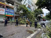 Cán bộ chiến sỹ Công an quận Ba Đình dầm mưa, hỗ trợ người dân ứng phó với cơn bão Yagi