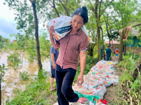 Công an huyện Sóc Sơn xuống đồng, cứu vớt hoa màu giúp nhân dân