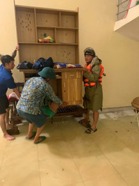 Công an huyện Sóc Sơn xuống đồng, cứu vớt hoa màu giúp nhân dân