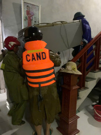 Công an huyện Sóc Sơn xuống đồng, cứu vớt hoa màu giúp nhân dân