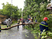 Công an quận Long Biên thông đêm, xuyên sáng khắc phục thiệt hại do bão