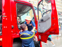 Người dân hứng khởi với trải nghiệm phòng cháy chữa cháy và cứu nạn cứu hộ