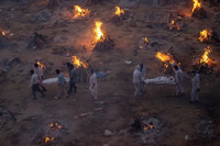 [ẢNH]: Đại dịch Covid 19 và những lò hỏa táng lộ thiên ở Ấn Độ