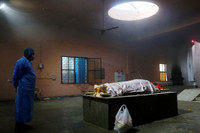 [ẢNH]: Đại dịch Covid 19 và những lò hỏa táng lộ thiên ở Ấn Độ