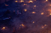 [ẢNH]: Đại dịch Covid 19 và những lò hỏa táng lộ thiên ở Ấn Độ