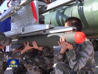 [ẢNH] Trung Quốc bắn tên lửa sát thủ đe dọa hủy diệt xe tăng M1A2 Abrams đảo Đài Loan