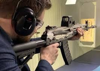 [ẢNH] Nga ra mắt súng AK mang nét phương Tây, sự khôn ngoan hay bước thụt lùi