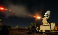 [ẢNH] Hệ thống phòng không Mỹ khai hỏa đỏ rực đánh chặn rocket tại Iraq