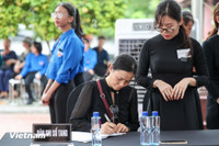 Người dân xếp hàng xuyên trưa viếng Tổng Bí thư Nguyễn Phú Trọng