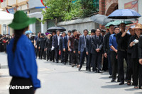 Người dân xếp hàng xuyên trưa viếng Tổng Bí thư Nguyễn Phú Trọng