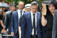 Người dân xếp hàng xuyên trưa viếng Tổng Bí thư Nguyễn Phú Trọng