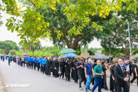 Người dân xếp hàng xuyên trưa viếng Tổng Bí thư Nguyễn Phú Trọng