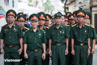 Người dân xếp hàng xuyên trưa viếng Tổng Bí thư Nguyễn Phú Trọng