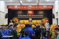 Người dân xếp hàng xuyên trưa viếng Tổng Bí thư Nguyễn Phú Trọng