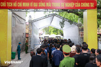 Người dân xếp hàng xuyên trưa viếng Tổng Bí thư Nguyễn Phú Trọng