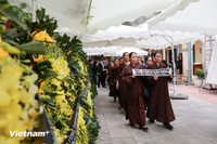 Người dân xếp hàng xuyên trưa viếng Tổng Bí thư Nguyễn Phú Trọng