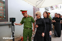 Người dân xếp hàng xuyên trưa viếng Tổng Bí thư Nguyễn Phú Trọng