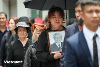 Người dân xếp hàng xuyên trưa viếng Tổng Bí thư Nguyễn Phú Trọng