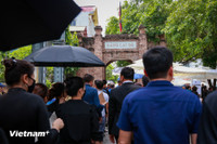 Người dân xếp hàng xuyên trưa viếng Tổng Bí thư Nguyễn Phú Trọng