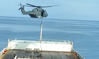 Toàn cảnh vụ lính đặc nhiệm Italy đổ bộ từ trực thăng SH-90A để giải cứu tàu hàng khổng lồ