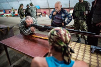 [ẢNH] Quân ly khai dùng súng chống tăng Liên Xô để khoan thủng xe bọc thép Ukraine