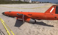 [ẢNH] UAV 700.000 USD của không quân Mỹ trôi dạt trên bãi biển