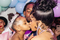 [ẢNH] Muôn kiểu nuông chiều con quá mức của dàn sao Hollywood