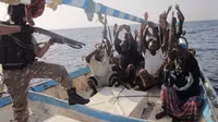 Bi hài chuyện cướp biển Somalia cướp nhầm tàu chiến Mỹ