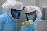 [ẢNH] Ông Biden điều tra nguồn gốc Covid-19, nghi ngờ virus lọt ra từ phòng thí nghiệm lại dấy lên