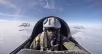 Tiêm kích Su-30 Malaysia biểu diễn tuyệt kỹ 'lá vàng rơi'
