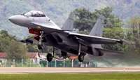 Tiêm kích Su-30 Malaysia biểu diễn tuyệt kỹ 'lá vàng rơi'