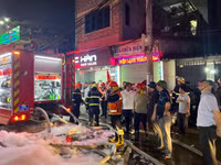 Hình ảnh lực lượng cứu hoả mệt nhoài sau khi dập lửa vụ cháy trên phố Định Công Hạ
