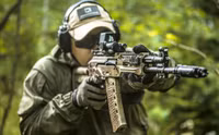 [ẢNH] Sự thật màn đối đầu giữa súng trường tấn công AK-12 Nga và áo giáp Mỹ