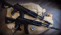 [ẢNH] Sự thật màn đối đầu giữa súng trường tấn công AK-12 Nga và áo giáp Mỹ