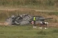 [ẢNH] Hết bắn trượt lại tới lao xuống ruộng, Nga chật vật trong việc lấy lại hào quang cho T-80 Liên Xô