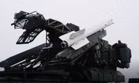 Ukraine lắp tên lửa của tiêm kích lên xe phòng không