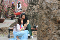 Hòa mình vào không khí đón Tết Nhâm Dần 2022 trên phố bích họa Phùng Hưng