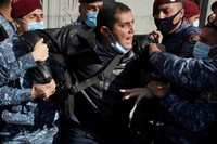 [ẢNH] Bạo loạn để phản đối đình chiến ở Armenia