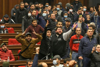 [ẢNH] Bạo loạn để phản đối đình chiến ở Armenia